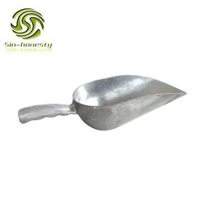 Piglet big stainless steel feed scoop plastic scoop shovel for pig chicken use plastic measuring scoop