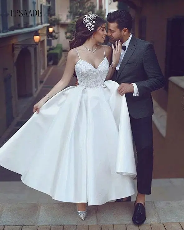 Basit saten kumaş spagetti kayışlar çay boyu düğün elbisesi V yaka aplikler dantel plise gelinlikler 2020 Vestido de novia