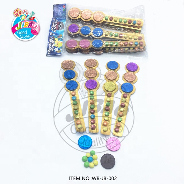 Шоколадные конфеты с золотыми монетами и шоколадными бобов