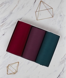 กล่องเก็บผ้าพันคอสตรีพิมพ์ลาย Haute Hijabs - Product Image 2