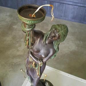 Statua a grandezza naturale della lampada della signora del bronzo della colata di stile occidentale della decorazione all'aperto per la decorazione domestica