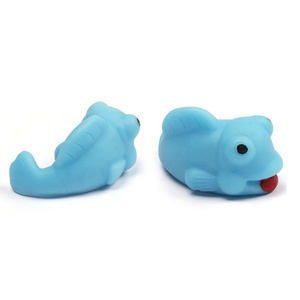 لعبة حيوانات لينة من مادة TPR على شكل باندا وقرش أزرق اللون - Product Image 3