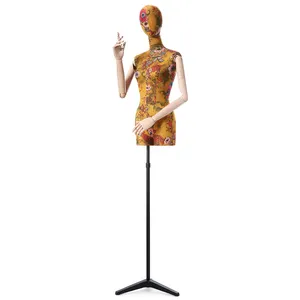बिक्री के लिए रंगीन महिला पुतला धातु आधार के साथ खिड़की प्रदर्शन पुतला तिपाई स्टैंड के साथ कंधे लकड़ी के हाथ