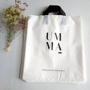 थोक recyclable सफेद चमकदार हैंडल के साथ Ldpe कस्टम मुद्रित प्लास्टिक के शॉपिंग बैग