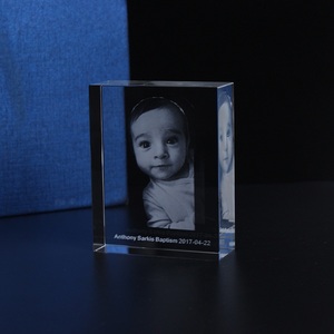 Cube en cristal gravé au laser 3D personnalisé pour les souvenirs de baptême des invités, cadeaux de retour - Product Image 5