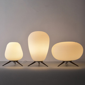 Lampe suspendue en verre soufflé rond blanc artisanal JYLIGHTING à vendre - Product Image 5