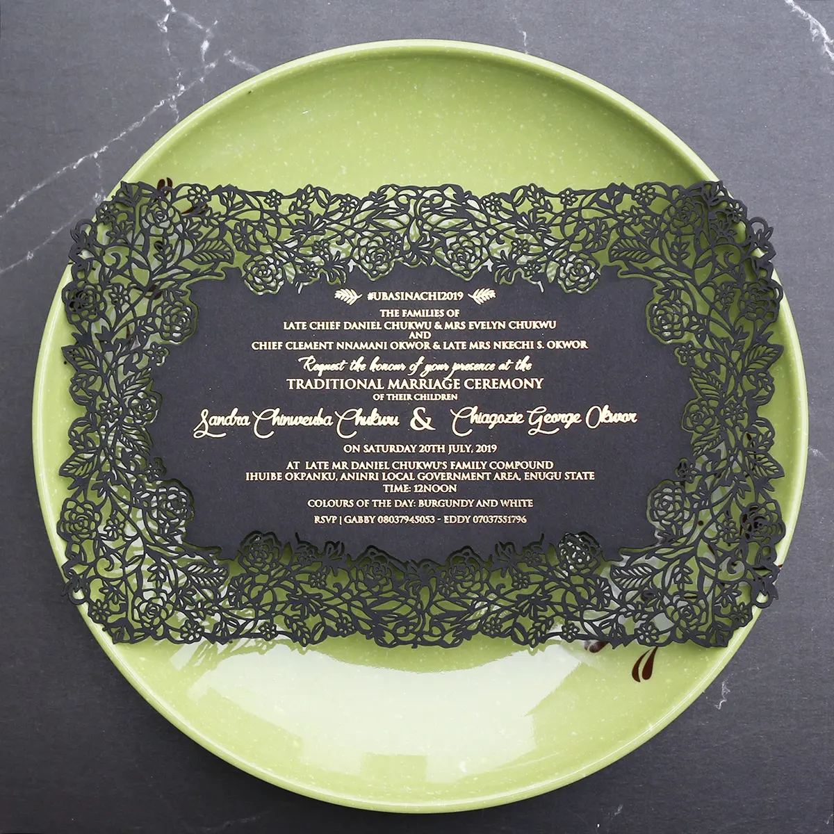 Tarjeta de invitación de boda de color negro elegante y único con borde cortado con láser