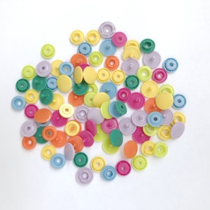 กระดุมแป๊กพลาสติกหลากสีคุณภาพดีสำหรับเสื้อผ้า ขายส่งจากโรงงาน - Product Image 1