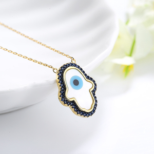 Collana con ciondolo <span class=keywords><strong>Hamsa</strong></span> in acrilico placcato oro 18 carati con zirconi placcati oro 18 carati