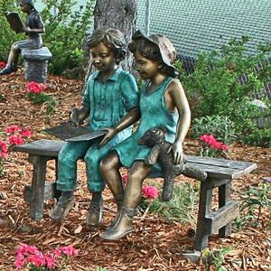Decorazione esterna Bronzo ragazzo e una ragazza libro di lettura sulla spiaggia Statua BFS-B062W - Product Image 1