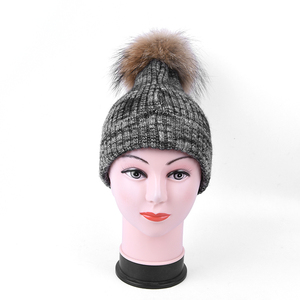 Professionnel personnalisé logo femmes boule de fourrure en tricot chaud et confortable hiver tricoté chapeau <span class=keywords><strong>beanie</strong></span> - Product Image 1