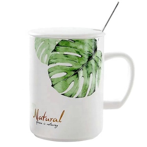 Verano verde de la hoja de palma patrón etiqueta de la taza de café de cerámica con cuchara - Product Image 4