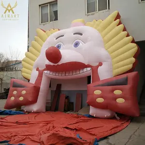 O desempenho do circo inflável engraçado portão palhaço pano fogos