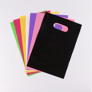 Benutzer definierte Logo gedruckt PE gestanzte Kunststoff T-Shirt Tasche mit Griff für die Verpackung Schuhe Socken Pelz - Product Image 6