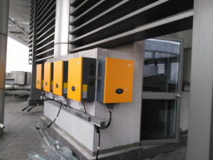 Nouvelle livraison personnalisée et rapide doit inverseur solaire hybride <span class=keywords><strong>pv1800</strong></span> dc 24v 3kva 2400w pour utilisation en usine - Product Image 6