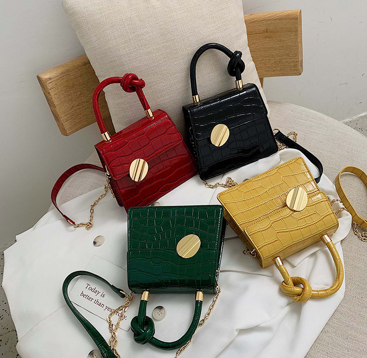 bolsa crossbody enfeitada com corrente com carteira