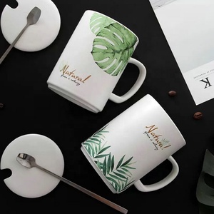 Verano verde de la hoja de palma patrón etiqueta de la taza de café de cerámica con cuchara - Product Image 1