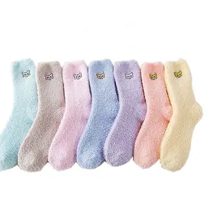 Calcetines peludos y cálidos para niña, calcetín personalizado de moda, tu propio diseño, venta al por mayor, 2022