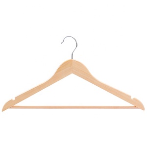 شماعات خشبية ورفوف ملابس للمعاطف بلون طبيعي من مورد الشماعات الصيني الشهير - Product Image 1