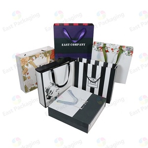 Precio barato de lujo de <span class=keywords><strong>papel</strong></span> <span class=keywords><strong>Kraft</strong></span> negro Cordón de compras bolsas de embalaje con impresión personalizada propios logotipos - Product Image 6