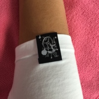 Étiquette de couture sur l'ourlet des manches, étiquette d'ourlet de bonnet doux avec pli de manhattan