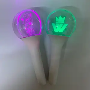 Hot Selling Oem Aangepaste Laser Gegraveerde 3D Logo Ronde Vorm Led Light Stick Acryl Kleurrijke Led Light Up Stick