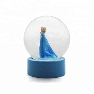 Globo di Neve Personalizzato con Regina Danzante, Scultura Decorativa per la Casa, Globo di Neve Natalizio - Product Image 1