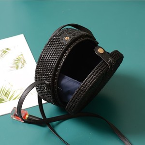 Borsa da spiaggia in Rattan intrecciata a cerchio bohémien borsa <span class=keywords><strong>estiva</strong></span> in paglia aperta chiusa con piume per gite in spiaggia <span class=keywords><strong>o</strong></span> estive