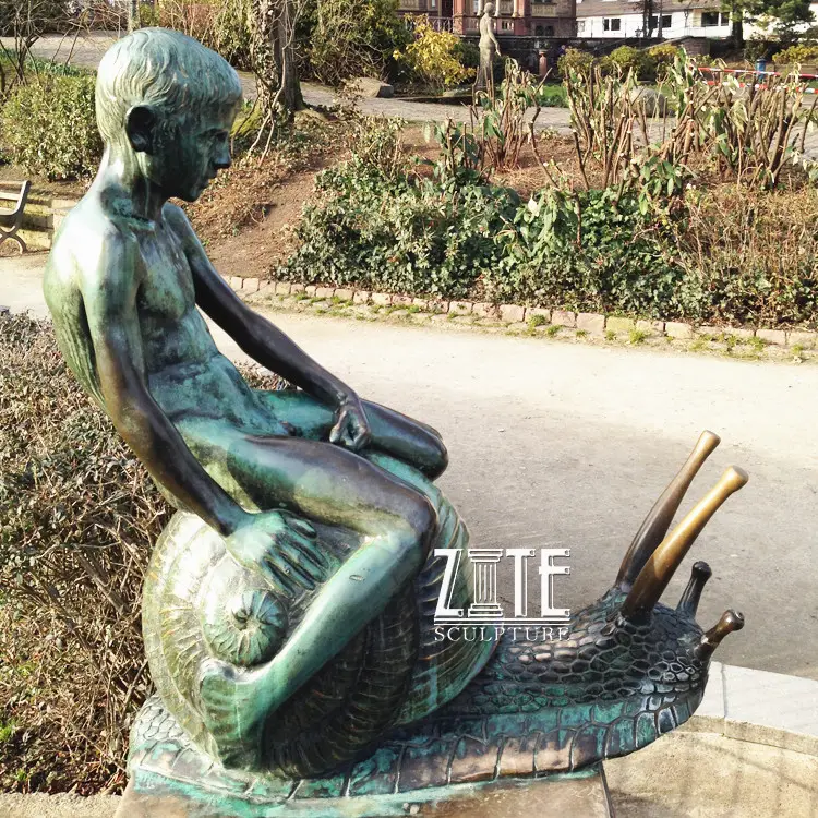 Levensgrote bronzen naakte jongen sculptuur rijden op slak standbeeld voor tuin park
