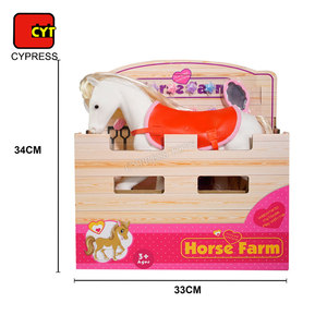 اسطبل خيول لعبة وردية مع مجموعة إكسسوارات وألعاب خيول بلاستيكية - Product Image 6