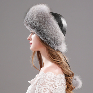 Chapeau à oreillettes tricoté imperméable en fourrure de renard russe pour femmes conçu sur mesure pour les fêtes et la pêche - Product Image 2