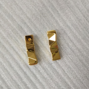 Clips de <span class=keywords><strong>cola</strong></span> de Metal irregulares de alta calidad, extremos de cordón Gole de lujo personalizados <span class=keywords><strong>para</strong></span> <span class=keywords><strong>zapatillas</strong></span> de deporte - Product Image 3