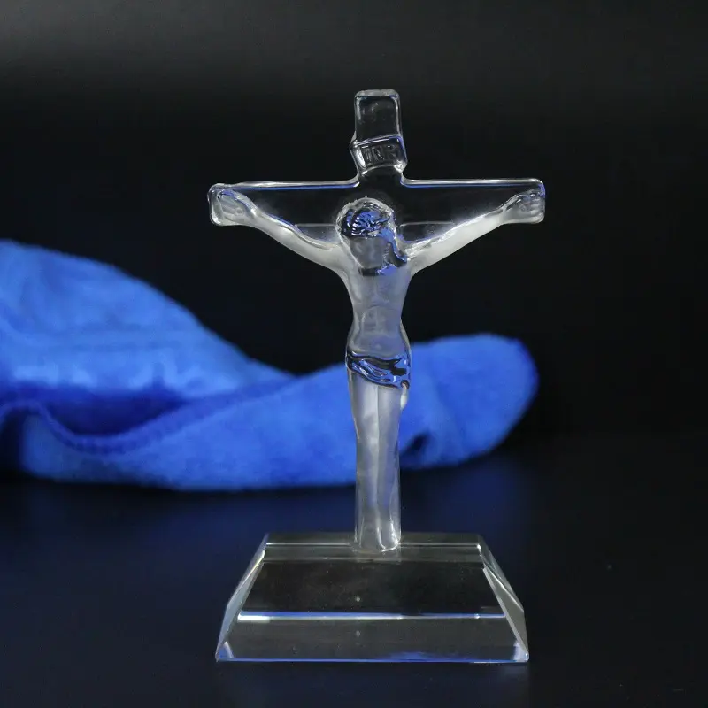 Figurine di cristallo religiose della croce della statua di gesù di vetro della decorazione cristiana di cristallo artigianale all'ingrosso