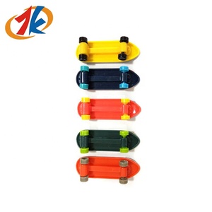 Vente en gros <span class=keywords><strong>Mini</strong></span> jouets Finger <span class=keywords><strong>Skateboard</strong></span> <span class=keywords><strong>jouet</strong></span> OEM <span class=keywords><strong>jouet</strong></span> personnalisé pour les enfants jouent - Product Image 3