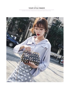 देवियों ढाल रंग रेट्रो पीवीसी कंधे गोफन बैग के साथ जड़ी मोती - Product Image 6