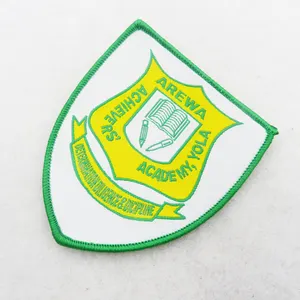 Custom Goedkope Sportkleding China Embleem Patches Badges Crest Uniform Tags School Jeans Kleding Geweven Naam Logo Stof Badge