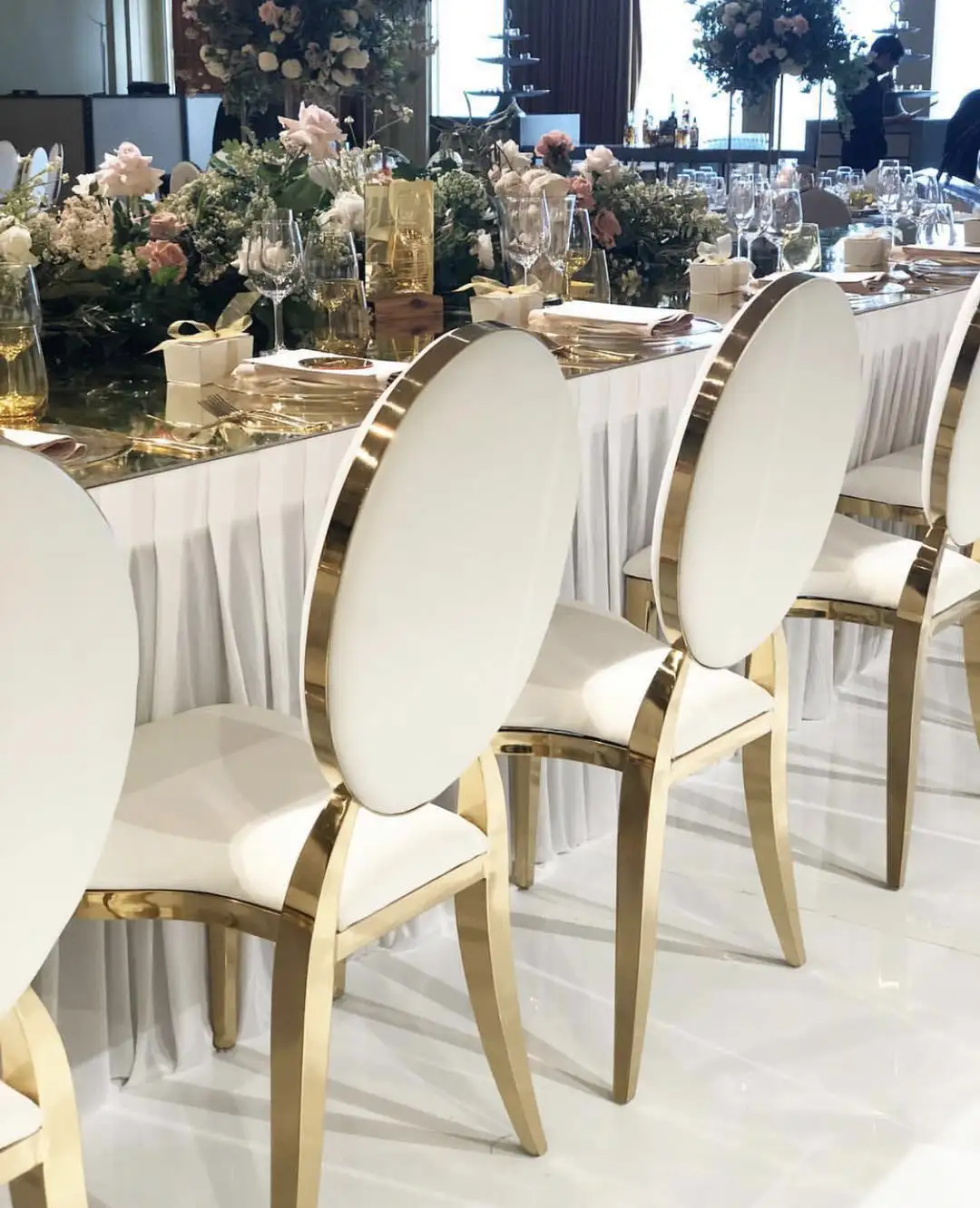 Cadeira de jantar e banquete redonda de aço inoxidável dourado de alta qualidade estilo moderno para casamento e festas cadeiras de banquete de metal para hotéis