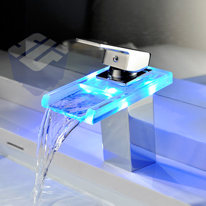 Moderna sala de ducha bañera <span class=keywords><strong>lavabo</strong></span> de vidrio grifos cascada baño fregadero mezclador <span class=keywords><strong>grifo</strong></span> LED <span class=keywords><strong>con</strong></span> mangueras - Product Image 2