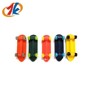 Vente en gros <span class=keywords><strong>Mini</strong></span> jouets Finger <span class=keywords><strong>Skateboard</strong></span> <span class=keywords><strong>jouet</strong></span> OEM <span class=keywords><strong>jouet</strong></span> personnalisé pour les enfants jouent - Product Image 2