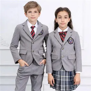 时尚小学男生和女生校服设计