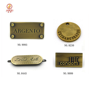 Hardware per borse alla moda piastra metallica in ottone con logo inciso di vari tipi - Product Image 1