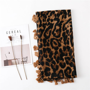 Hot Selling Beige Brown <span class=keywords><strong>Leopard</strong></span> Bedruckter Schal Mit Quasten Muslimische Frauen Viskose Baumwolle Hijab Mode Leoparden muster Schals