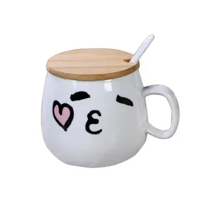 Güzel Emoji dayanıklı seramik kahve kaşıklı kupa ve bambu kapaklı