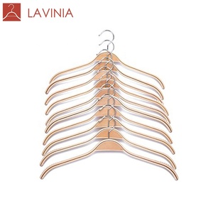 <span class=keywords><strong>LAVINIA</strong></span> Lot de 10 cintres en bois stratifiés personnalisés prêts à être expédiés - Product Image 3