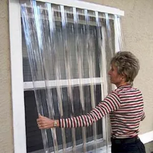 透明的聚碳酸酯飓风百叶窗，用于窗户和门的飓风保护板