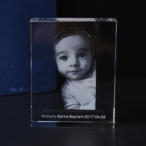 Cube en cristal gravé au laser 3D personnalisé pour les souvenirs de baptême des invités, cadeaux de retour - Product Image 2