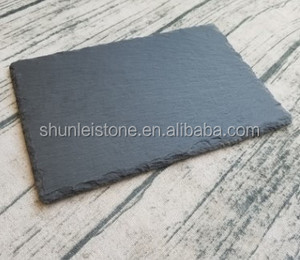 Assiette de chargeur en <span class=keywords><strong>ardoise</strong></span> noire à bord naturel, design rond <span class=keywords><strong>pour</strong></span> le dîner élégant Fabriqué à la main à partir de pierre naturelle - Product Image 3
