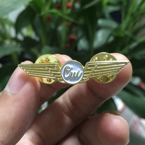 Insignia de Piloto Personalizada con Forma de Ala de Águila en Metal Dorado - Product Image 3