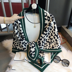 ผ้าคลุมไหล่ผ้าแคชเมียร์สำหรับผู้หญิงผ้าพันคอถักลายเสือดาวผ้าแจ็คการ์ดสามเหลี่ยม - Product Image 6