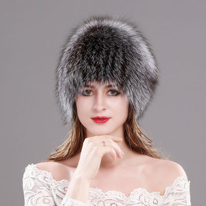 Chapeau d'hiver en fourrure de renard cousu à la main pour femmes avec motif rayé brodé à la main, ajustement extensible pour un usage quotidien et pour les fêtes - Product Image 1